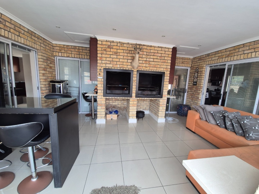 4 Bedroom Property for Sale in Bluewater Bay Eastern Cape